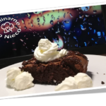 Torcik bezowy z kremem Mascarpone i Malinami