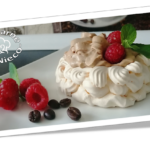 Ciasto Marchewkowe z Białym Lukrem Królewskim i Prażonymi Migdałami