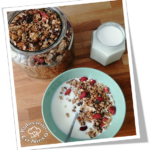 Kremowy Torcik Czekoladowy z Poziomkami