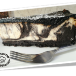 Sernik z Brzoskwiniami i Czekoladowym Ganache’m pod Pierzynką Włoskiej Bezy