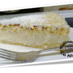 Sernik Makowy z Czarnym Lukrem