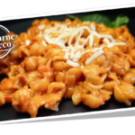 Wrap z Serka Wiejskiego z Warzywami i Pieczonym Halloumi