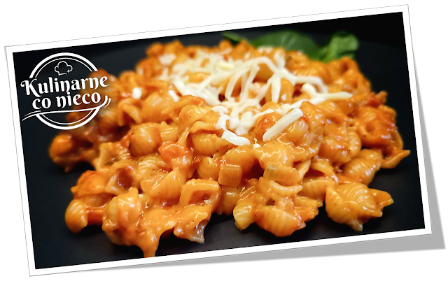 Wrap z Serka Wiejskiego z Warzywami i Pieczonym Halloumi