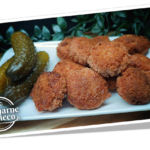 Sałatka Rzymska z Chrupiącym Kurczakiem i Fetą